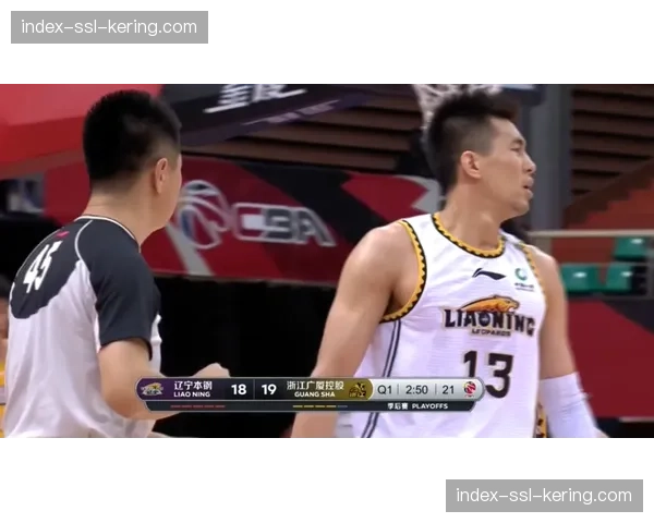 “特写：比赛最后时刻，杨鸣和王博在场边紧张踱步”