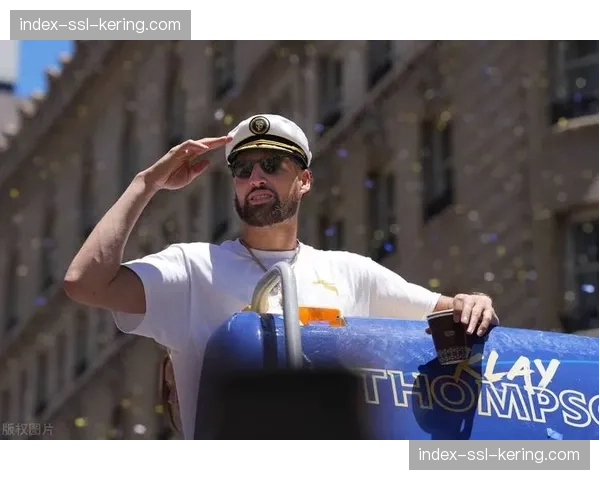 球员锦标赛现场，小球迷举牌为抗癌父亲庆生，引众多球星签名祝福