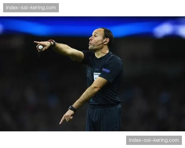 欧冠将试行第四裁判回看录像辅助判罚，半决赛或首次应用