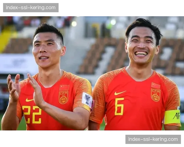 暖心一幕:两队球迷赛前为患病的前西班牙国脚默哀 暖心一幕:两队球迷赛前为患病的前西班牙国脚默哀